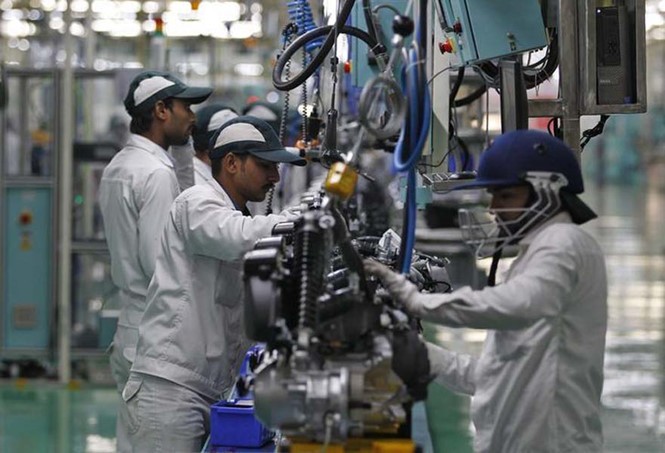 Công nhân Ấn Độ làm việc tại dây chuyền lắp ráp của một nhà máy ở Vithalapur, Gujarat (Ảnh: Reuters)