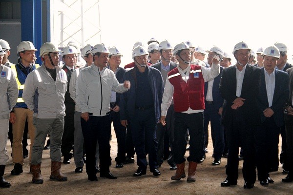 Đoàn công tác đi kiểm tra công trường, động viên cán bộ, công nhân viên nỗ lực hoàn thành các hạng mục tại Nhà máy nhiệt điện Thái Bình 2. ảnh: pvn.