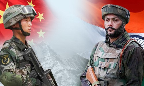 Binh sĩ Trung Quốc và Ấn Độ trong tình thế đối đầu căng thẳng giữa hai nước (Ảnh: AP)