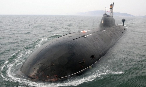Tàu ngầm hạt nhân INS Chakra thể hiện sức mạnh đang gia tăng của Hải quân Ấn Độ (Ảnh: AP)