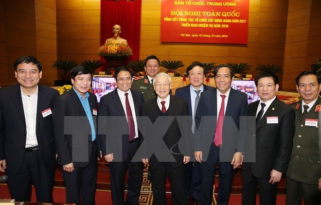 Tổng Bí thư Nguyễn Phú Trọng chụp ảnh chung với các đại biểu dự hội nghị. (Ảnh: Trí Dũng/TTXVN)