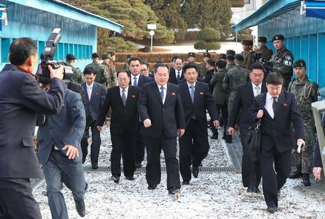 Phái đoàn cấp cao Triều Tiên bước qua biên giới liên Triều đến làng đình chiến Bàn Môn Điếm để hội đàm với Hàn Quốc (Ảnh: AP)