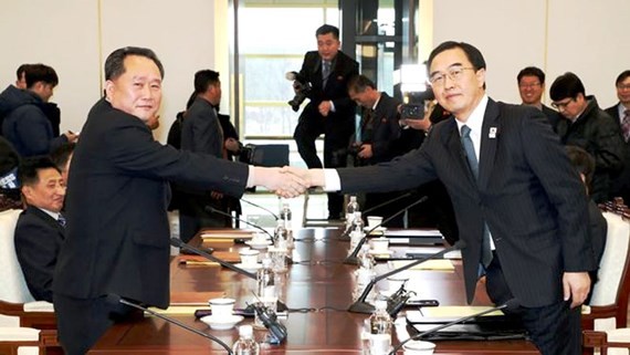 Cái bắt tay thân thiện giữa hai miền Triều Tiên khó có thể kéo dài được lâu (Ảnh: AP)