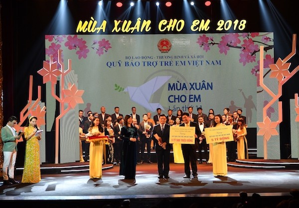 Ông Đào Minh Tuấn – Phó Tổng Giám đốc, Chủ tịch Công đoàn (hàng đầu, đứng giữa) trao tặng số tiền 5,5 tỷ đồng ủng hộ Quỹ Bảo trợ trẻ em Việt Nam