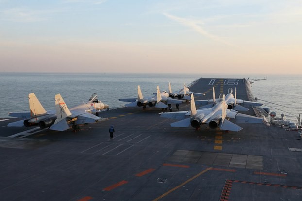 Các máy bay chiến đấu J-15 của Trung Quốc đang đợi cất cánh trên hàng không mẫu hạm Liêu Ninh trong một cuộc tập trận ở vịnh Bột Hải (Ảnh: Reuters)