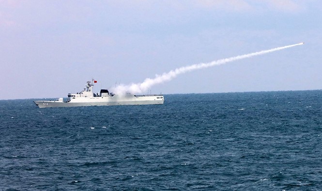 Tàu hộ vệ Trung Quốc tập trận bắn đạn thật ở Biển Hoa Đông hồi đầu tháng 12/2017 (Ảnh: Reuters)
