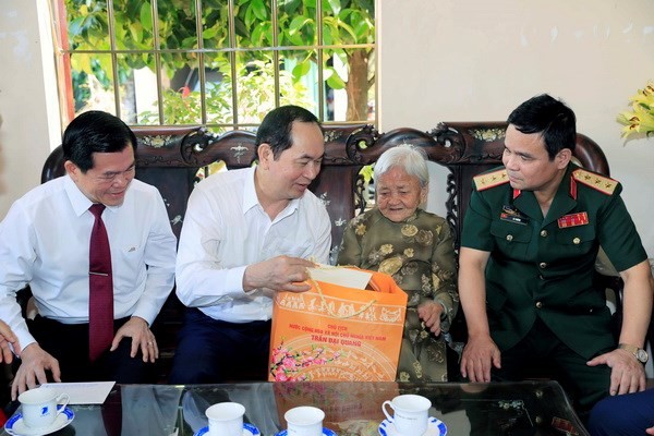 Chủ tịch nước Trần Đại Quang thăm và tặng quà Mẹ Việt Nam Anh hùng Hồ Thị Tam. (Ảnh: Nhan Sáng/TTXVN)