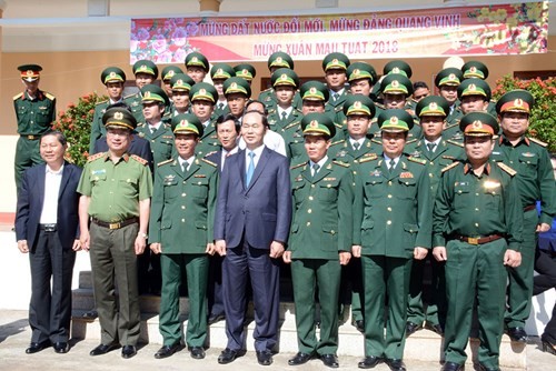 Chủ tịch nước chụp ảnh lưu niệm cùng cán bộ, chiến sĩ Đồn Biên phòng 721.