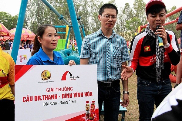 Ông Nguyễn Chung Hiếu (đứng giữa), đại diện tập đoàn Tân Hiệp Phát trao tặng cây cầu Dr Thanh – Đình Vĩnh Hòa cho người dân địa phương.