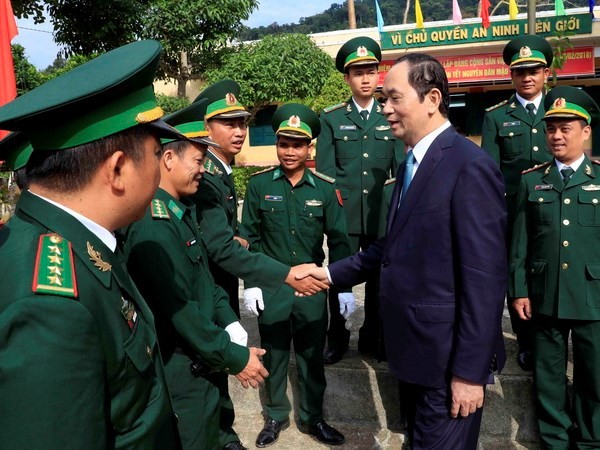 Chủ tịch nước Trần Đại Quang với cán bộ, chiến sỹ đồng Biên phòng Rờ Kơi. (Ảnh: Nhan Sáng/TTXVN)