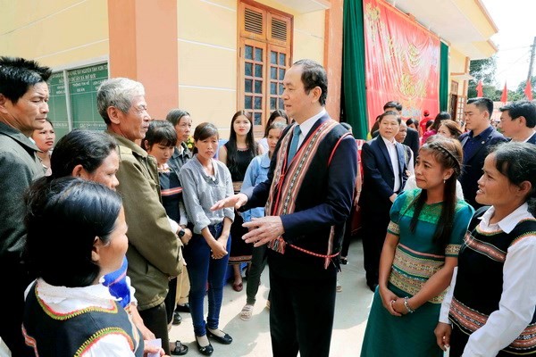 Chủ tịch nước Trần Đại Quang thăm, chúc tết, tặng quà động viên các gia đình chính sách xã Rờ Kơi. (Ảnh: Nhan Sáng/TTXVN)