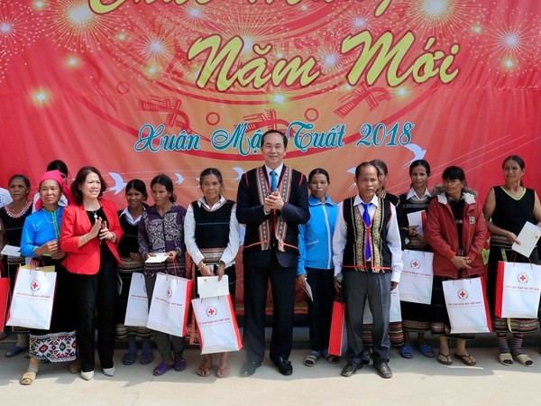 Chủ tịch nước Trần Đại Quang tặng quà động viên các gia đình chính sách xã Rờ Kơi. (Ảnh: Nhan Sáng/TTXVN)