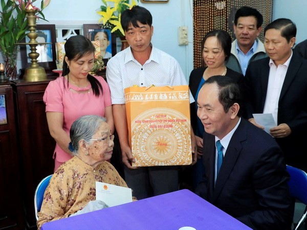 Chủ tịch nước Trần Đại Quang đến thăm, chúc Tết Mẹ Việt Nam Anh hùng Đặng Thị Thu. (Ảnh: Nhan Sáng/TTXVN)