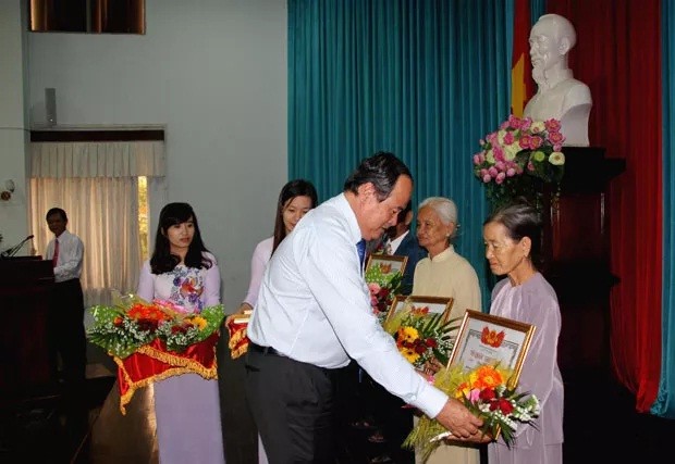 Phó Chủ tịch Ủy ban Nhân dân tỉnh An Giang - ông Nguyễn Thanh Bình trao Bằng Tổ quốc ghi công cho cá nhân, gia đình liệt sĩ.