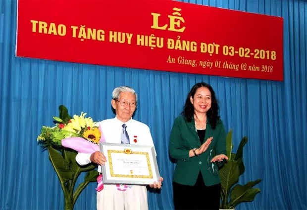Đồng chí Võ Thị Ánh Xuân, Bí thư Tỉnh ủy trao Huy hiệu 60 năm tuổi Đảng cho đồng chí Nguyễn Minh Đào.