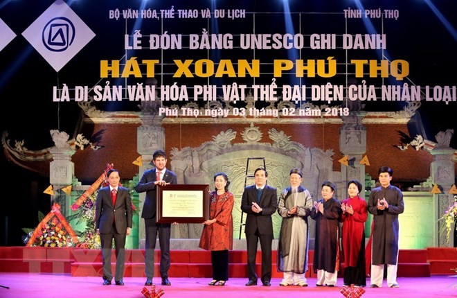 Ông Michael Croft, Trưởng đại diện Văn phòng UNESCO Việt Nam đã trao Bằng của UNESCO ghi danh hát Xoan Phú Thọ là di sản văn hóa phi vật thể đại diện của nhân loại. (Ảnh: Trung Kiên/TTXVN).