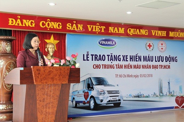 Bà Trần Thị Như Tố, Giám đốc Trung tâm hiến máu nhân đạo Thành phố Hồ Chí Minh phát biểu tại buổi lễ.