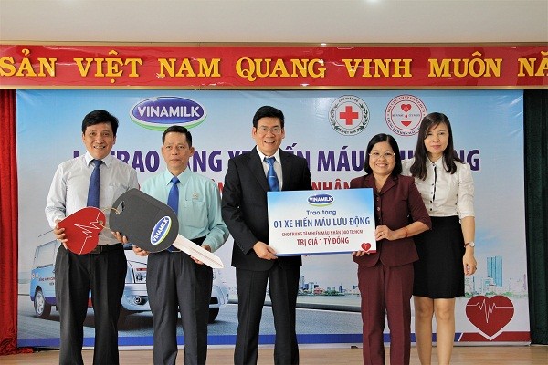 Ông Nguyễn Hồng Sinh - Giám đốc Kinh doanh toàn quốc Công ty Vinamilk trao tặng bảng tượng trưng món quà trị giá 1 tỷ đồng cho Bà Trần Thị Như Tố - Giám đốc Trung tâm hiến máu nhân đạo Thành phố Hồ Chí Minh