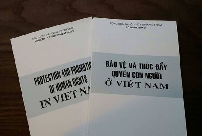 Sách trắng về quyền con người của Việt Nam (Ảnh: Báo Tiền Phong)