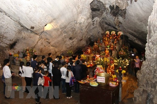 Lễ hội chùa Hương thu hút đông du khách. (Ảnh: TTXVN)