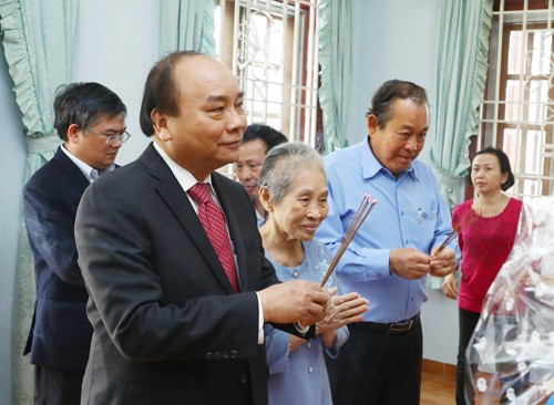 Thủ tướng Nguyễn Xuân Phúc và Phó Thủ tướng Trương Hòa Bình dâng hương tưởng nhớ đồng chí Võ Chí Công. Ảnh: VGP