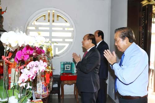 Thủ tướng Nguyễn Xuân Phúc và Phó Thủ tướng Trương Hòa Bình dâng hương tưởng nhớ đồng chí Võ Văn Kiệt. Ảnh: VGP