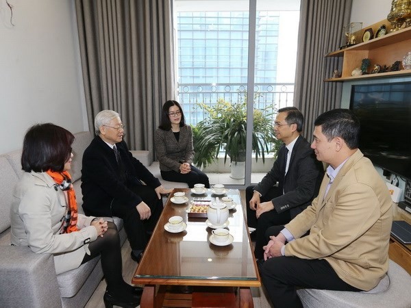 Tổng Bí thư Nguyễn Phú Trọng thăm hỏi và chúc Tết các thành viên gia đình Tổng Bí thư Trường Chinh. (Ảnh: Trí Dũng/TTXVN)
