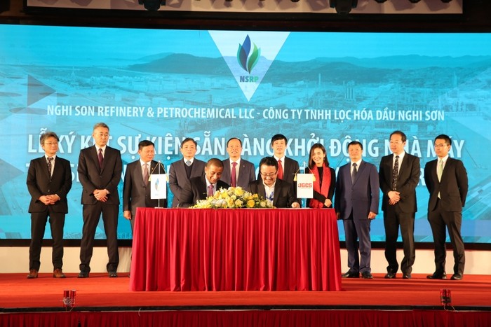 Lãnh đạo Nhà máy lọc dầu Nghi Sơn và Tổng thầu JGCS ký kết mốc sẵn sàng khởi động Nhà máy Lọc hóa dầu Nghi Sơn.