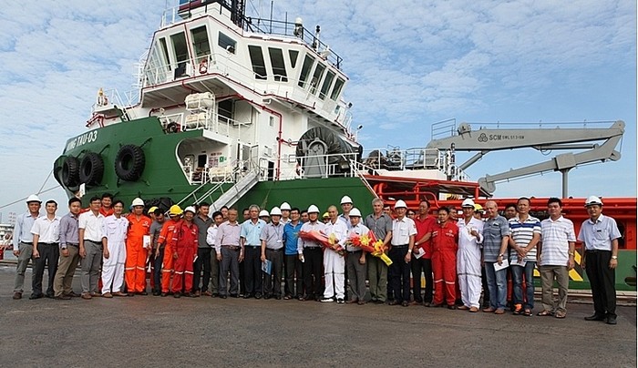 Tập thể lao động hoàn thành xuất sắc nhiệm vụ được lãnh đạo Xí nghiệp Khai thác Dầu khí và Xí nghiệp Vận tải biển và Công tác lặn chúc mừng, tặng hoa ngày trở về.