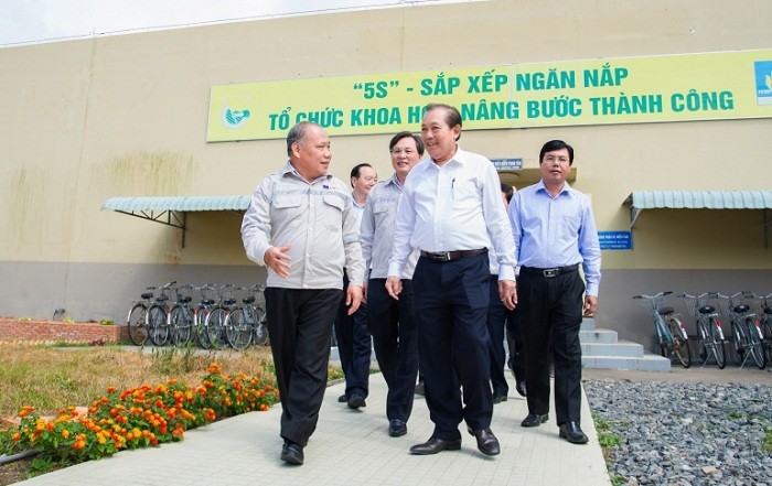 Phó Thủ tướng Chính phủ Trương Hòa Bình (hàng đầu bìa phải) đến thăm đồng thời biểu dương những thành tích mà PVCFC đạt được.