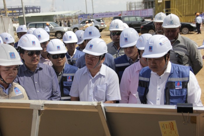 Lãnh đạo PVN nghe báo cáo về tiến độ dự án Nhà máy Nhiệt điện Long Phú 1