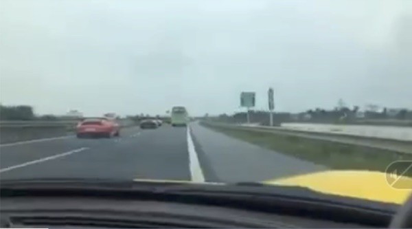 Chiếc xe màu vàng chạy đè vạch liền, lấn vào làn đường đỗ khẩn cấp (ảnh cắt từ clip)
