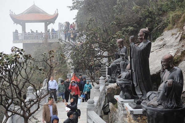 Từ Kim Sơn Bảo Thắng Tự, đi dọc Đường La Hán, chiêm ngưỡng 18 bức tượng La Hán bằng đồng, cao 2,5m, dưới vạt rừng đỗ quyên cổ thụ có tuổi đời từ 300 - 500 năm, bềnh bồng mây núi, nhiều du khách đã ví von lối đi ấy với “đường vào cõi Phật”.