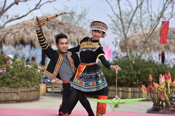 Đón khách ở khu vực lễ hội là những màn trình diễn múa khèn được thể hiện bởi những nghệ sỹ dân tộc đến từ các bản làng quan Sa Pa. Trong sắc hoa Tây Bắc, trong hơi ấm mùa xuân, tiếng khèn điệu múa của người H’Mông khiến lòng người mở hội.
