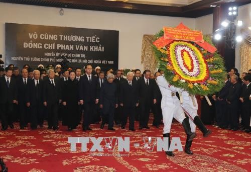 Đoàn lãnh đạo Đảng, Nhà nước đến viếng nguyên Thủ tướng Phan Văn Khải tại Thành phố Hồ Chí Minh. Ảnh: Trí Dũng/TTXVN.