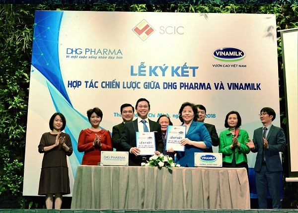 Ông Đoàn Đình Khương – Quyền Tổng Giám đốc DHG Pharma và bà Mai Kiều Liên - Tổng Giám đốc Công ty Cổ phần Sữa Việt Nam cùng ký kết hợp tác chiến lược.