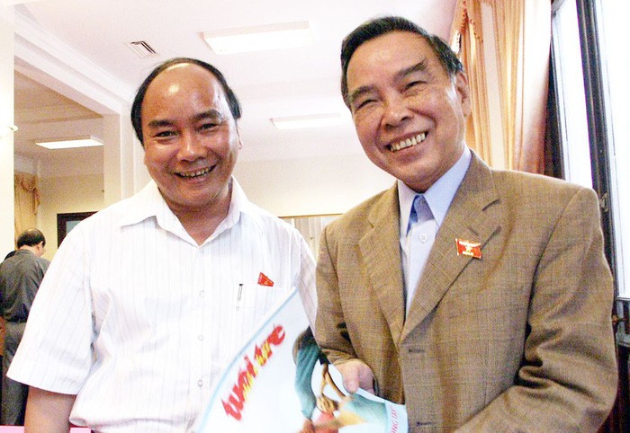 Nguyên Thủ tướng Phan Văn Khải (phải) và Thủ tướng Nguyễn Xuân Phúc (khi đó là đại biểu Quốc hội tỉnh Quảng Nam) tại kỳ họp Quốc hội năm 2004 - Ảnh: Nguyễn Công Thành/ Chinhphu.vn