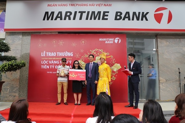Ông Huỳnh Bửu Quang - Tổng Giám đốc Maritime Bank trao giải thưởng khung 1 tỷ đồng cho gia đình ông Đồng Thế Quân.