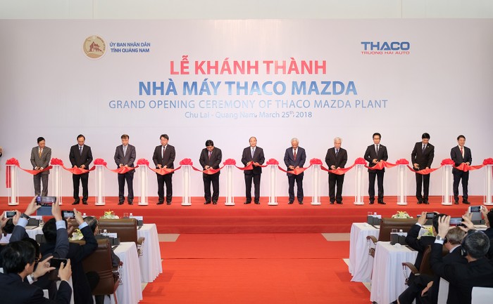 Thủ tướng và các đại biểu cắt băng khánh thành Nhà máy sản xuất ô tô Thaco Mazda. Ảnh: VGP/Quang Hiếu