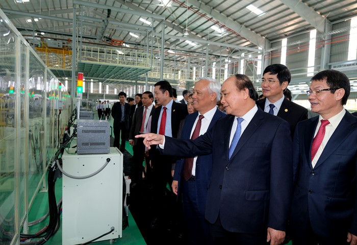 Thủ tướng tham quan nhà máy sản xuất ô tô Thaco Mazda. Ảnh: VGP/Quang Hiếu