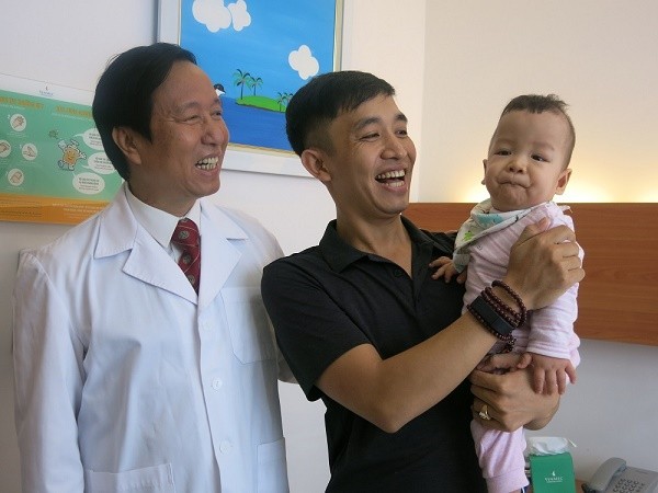 Giáo sư Nguyễn Thanh Liêm chia sẻ niềm vui với gia đình một bệnh nhân đã khỏi bệnh xơ phổi sau khi ghép tế bào gốc