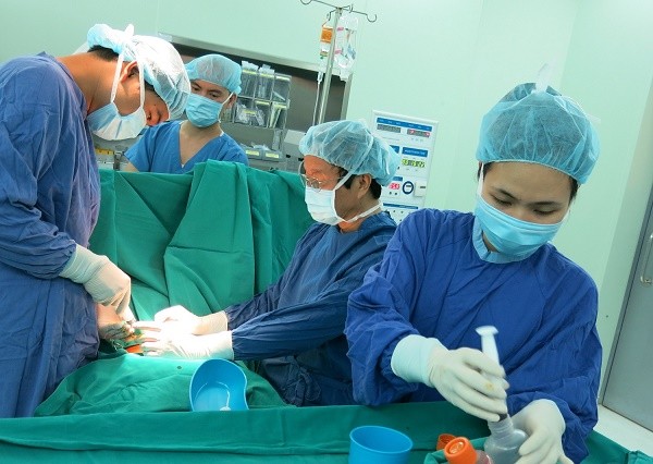 Giáo sư Nguyễn Thanh Liêm cùng đồng nghiệp thực hiện lấy tế bào gốc nghiên cứu điều trị.