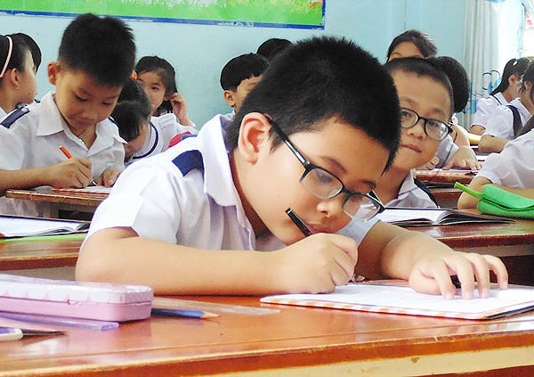 Ngành giáo dục khuyến cáo phụ huynh không nên cho trẻ học viết chữ trước khi vào lớp 1. (Ảnh: Sggp.org.vn)