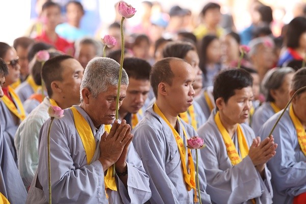 Cộng đồng người khiếm thị Bình Dương về chùa Thiên Quang dự lễ