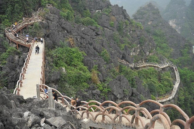 Công trình bậc thang trên núi Cái Hạ, một công trình sai phép nằm trong vùng lõi Di sản Tràng An. ảnh: vietnamplus.