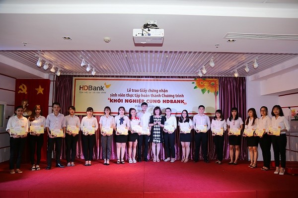 Bà Nguyễn Đoàn Duy Ái – Phó Tổng Giám đốc HDBank trao Giấy chứng nhận hoàn thành Chương trình “Khởi nghiệp cùng HDBank” cho các em sinh viên