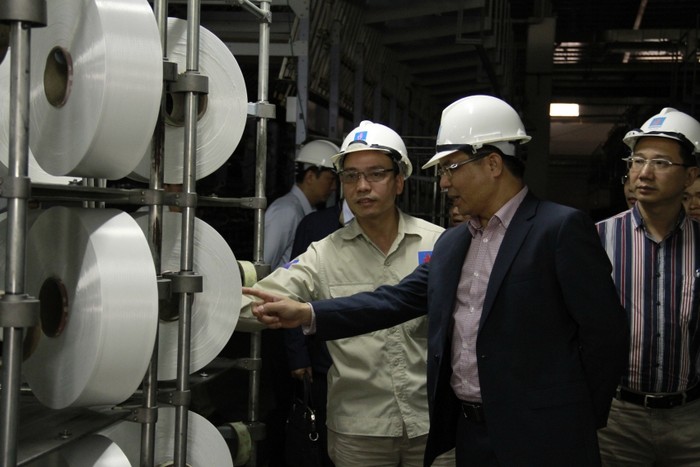 Phó Tổng giám đốc PVN Lê Mạnh Hùng kiểm tra tiến độ vận hành lại Nhà máy Xơ sợi Đình Vũ.