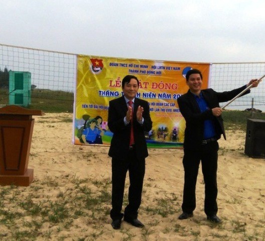 Ông Hà Quốc Phong (bên trái) trong một buổi lễ do Thành đoàn Đồng Hới tổ chức. Ảnh:Trang Web của thành đoàn Đồng Hới