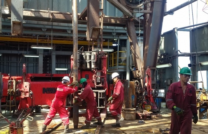 Người lao động dầu khí làm việc trên giàn khoan Mỏ Chim Sáo.
