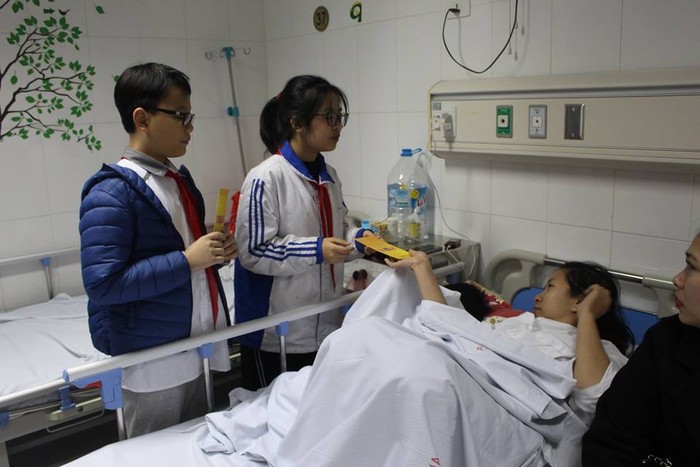Các em học sinh tới thăm và trao quà cho các bệnh nhân tại Bệnh viện Việt Đức trong dịp Tết Mậu Tuất 2018. Ảnh: Bệnh viện Hữu nghị Việt Đức